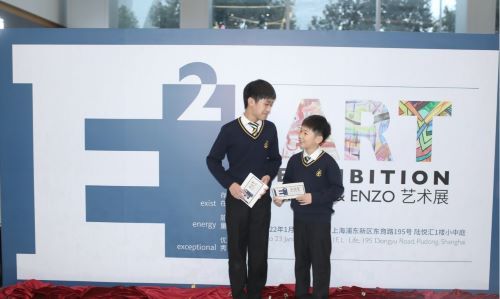 (两位小艺术家) (两位小艺术家)