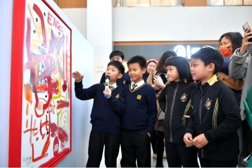 (孩子们参观艺术展) (孩子们参观艺术展)